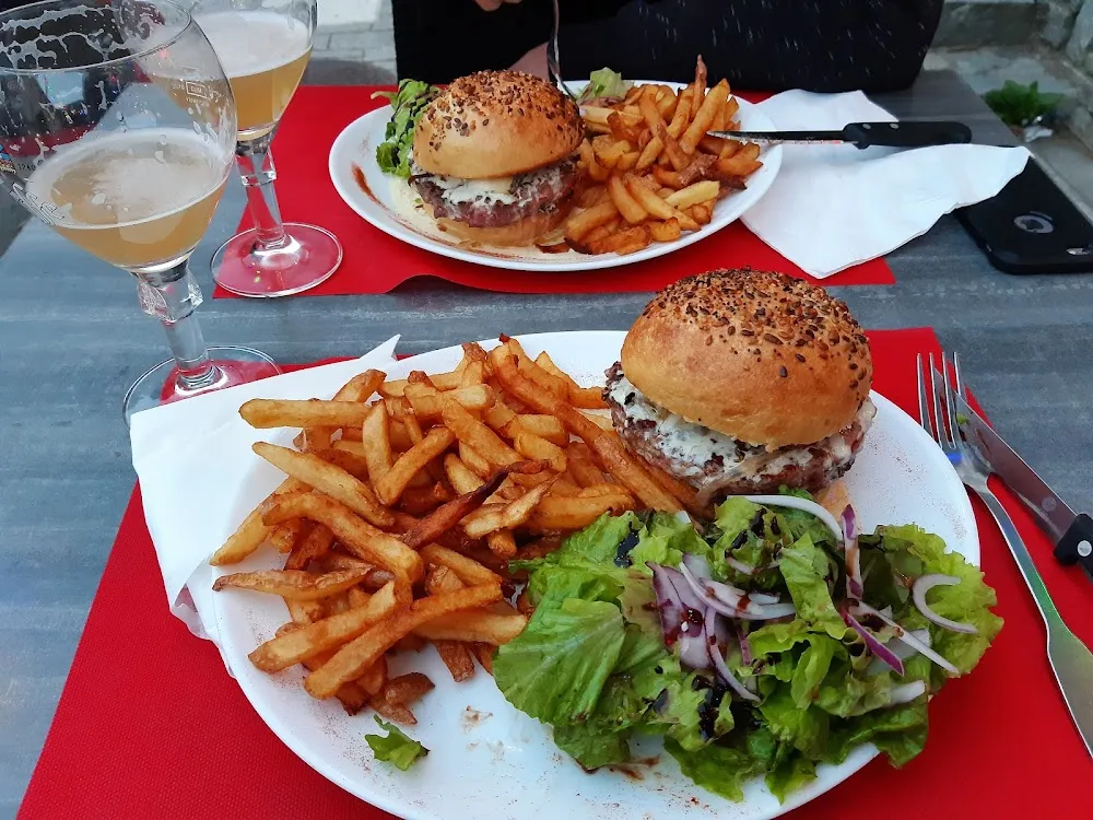 Brugers Avec Pain Et Sauce Maison